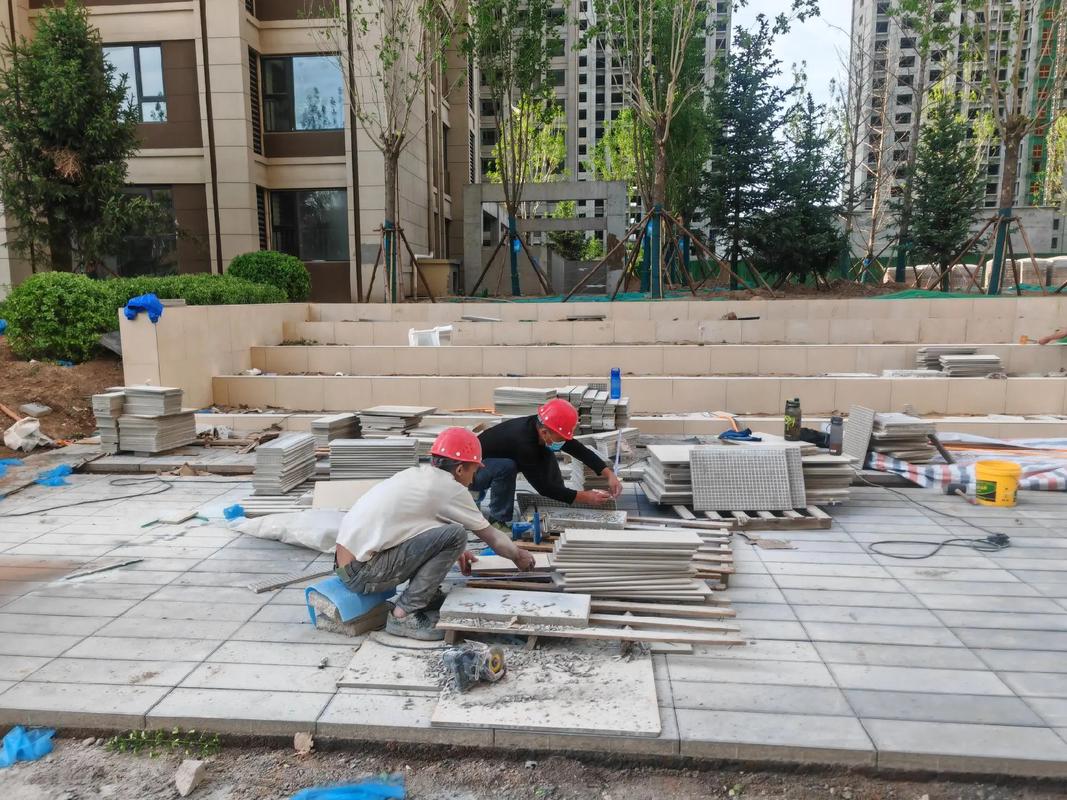 天潤(rùn)一期園林綠化工程啟動(dòng)，樹(shù)木入場(chǎng)與鋪磚同步推進(jìn)